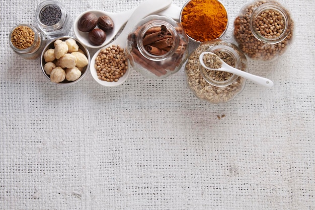 Składniki i przyprawy na stole