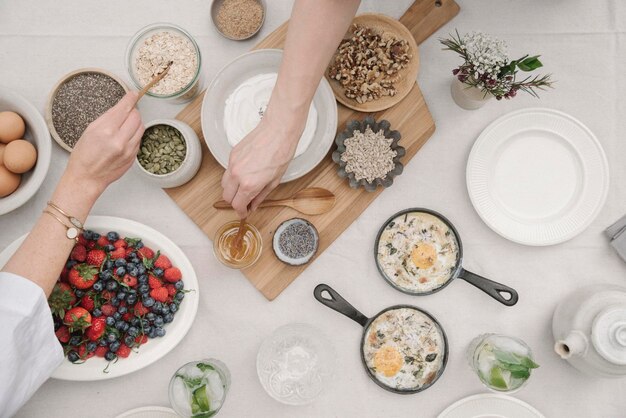 Kolacja przygotowywana w przytulnej kuchni